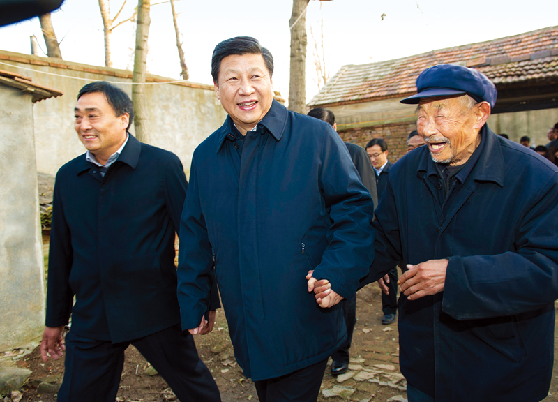 　2013年11月24日至28日，中共中央總書記、國家主席、中央軍委主席習(xí)近平在山東考察。 這是25日下午，習(xí)近平在地處沂蒙老區(qū)的臨沭縣曹莊鎮(zhèn)朱村親切地拉著83歲的“老支前”王克昌的手去他家看望。 新華社記者 謝環(huán)馳/攝