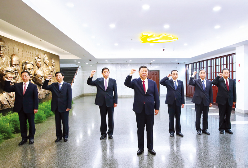 　2017年10月31日，中共中央總書記、國家主席、中央軍委主席習(xí)近平帶領(lǐng)中共中央政治局常委李克強(qiáng)、栗戰(zhàn)書、汪洋、王滬寧、趙樂際、韓正，瞻仰上海中共一大會(huì)址和浙江嘉興南湖紅船。這是31日上午，在上海中共一大會(huì)址紀(jì)念館，習(xí)近平帶領(lǐng)其他中共中央政治局常委同志一起重溫入黨誓詞。 新華社記者 蘭紅光/攝